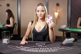 Antarmuka meja poker tangkasqq dengan statistik pemain dan sejarah tangan